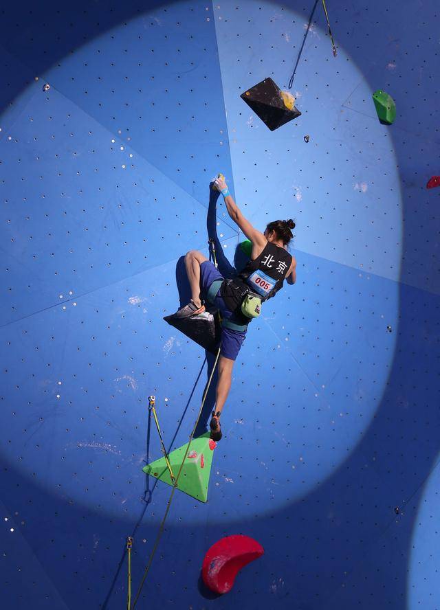 开云kaiyun-室内攀岩锦标赛，挑战极限攀登的精彩瞬间的简单介绍