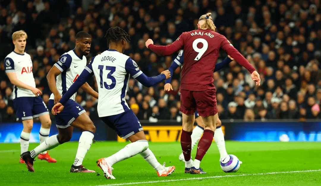 包含英超争夺激烈,精彩进球和神级扑救不断上演的词条 包含英超争夺激烈,精彩进球和神级扑救不断上演的词条